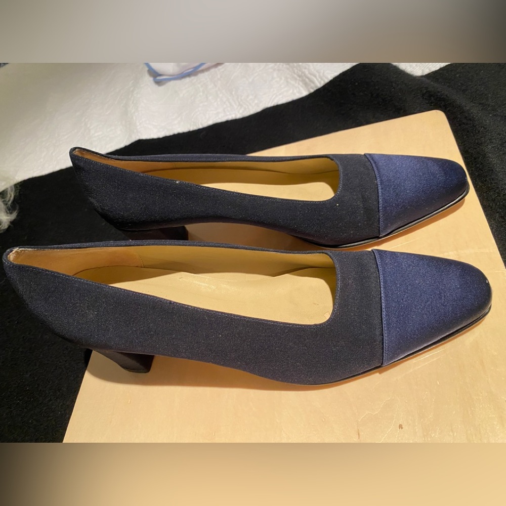 Adrienne Vittadini navy pumps. Very good condition. Size 9 1/2 AA